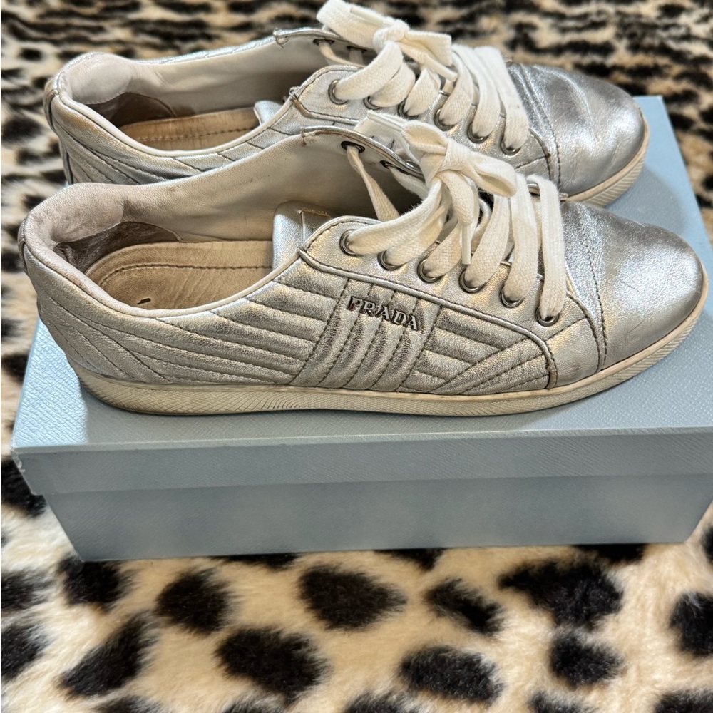 Prada Diagramme Quilted Low Top Sneakers Metallic Silver Leather Size 38.5 - Picture 2 of 5